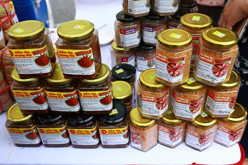 Một số hình ảnh về các sản phẩm nông sản, thực phẩm an toàn của Hà Nội và 21 tỉnh, thành phố được giới thiệu bên lề hội nghị.