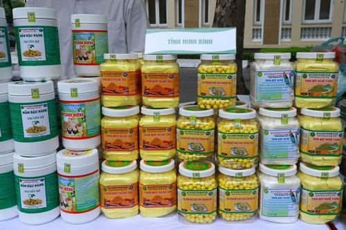 Một số hình ảnh về các sản phẩm nông sản, thực phẩm an toàn của Hà Nội và 21 tỉnh, thành phố được giới thiệu bên lề hội nghị.