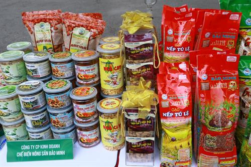 Một số hình ảnh về các sản phẩm nông sản, thực phẩm an toàn của Hà Nội và 21 tỉnh, thành phố được giới thiệu bên lề hội nghị.