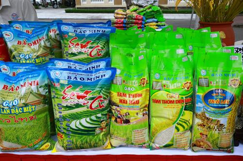 Một số hình ảnh về các sản phẩm nông sản, thực phẩm an toàn của Hà Nội và 21 tỉnh, thành phố được giới thiệu bên lề hội nghị.