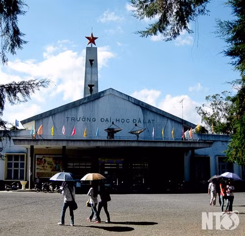 Ga Đà Lạt. Nhà thờ Con Gà Đà Lạt. Dinh Bảo Đại Trường Cao đẳng sư phạm Đà Lạt Nhà hàng Thủy Tạ Đà Lạt. Trường Đại học Đà Lạt. Lò phản ứng hạt nhân Đà Lạt