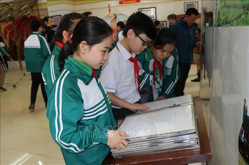 Học sinh thành phố Hòa Bình tìm hiểu di sản văn hóa của dân tộc Mường. Ảnh: Nhan Sinh - TTXVN Học sinh thành phố Hòa Bình tìm hiểu di sản văn hóa của dân tộc Mường. Ảnh: Nhan Sinh - TTXVN