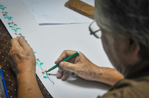 Ông cho biết, bây giờ báo tường chủ yếu được in, được thiết kế theo phong cách mới, nhanh hơn, đẹp hơn. Nhưng vẫn có nhiều học sinh muốn hướng về truyền thống, cứ ngày 20/11 là lại tìm đến nhà nhờ ông vẽ. (Ảnh: Minh Sơn/Vietnam+) Ông cho biết, bây giờ báo tường chủ yếu được in, được thiết kế theo phong cách mới, nhanh hơn, đẹp hơn. Nhưng vẫn có nhiều học sinh muốn hướng về truyền thống, cứ ngày 20/11 là lại tìm đến nhà nhờ ông vẽ. (Ảnh: Minh Sơn/Vietnam+)