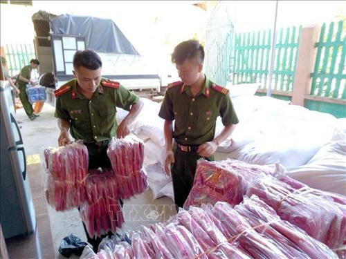 Lực lượng Công an vận chuyển quà cứu trợ giúp các em học sinh Trường tiểu học Trung Sơn. Ảnh: Nguyễn Nam-TTXVN Lực lượng Công an vận chuyển quà cứu trợ giúp các em học sinh Trường tiểu học Trung Sơn. Ảnh: Nguyễn Nam-TTXVN