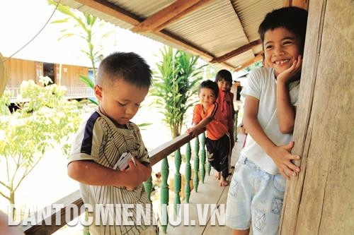 Thế hệ tương lai ở thôn Voòng, xã Tr'hy. Ảnh: Nam Sương