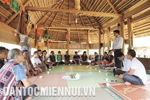 Nhà Gươl - nơi sinh hoạt cộng đồng của đồng bào Cơ-tu ở thôn Voòng. Ảnh: Nam Sương Cán bộ xã biên giới Tr'hy, huyện Tây Giang tuyên truyền đường lối của Đảng, chính sách pháp luật của Nhà nước tới đồng bào Cơ-tu ở thôn Voòng. Ảnh: Nam Sương