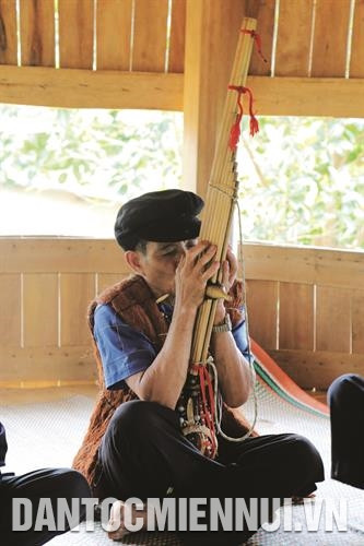 Già làng Clâu Blao biểu diễn lối hát lý, nói lý - một nét sinh hoạt văn hóa độc đáo của đồng bào Cơ-tu. Ảnh: Nam Sương