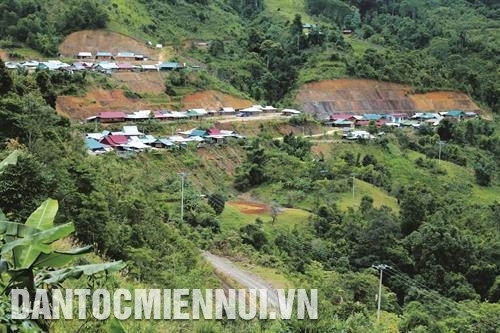 Đồng bào Cơ-tu ở thôn Voòng sinh sống dưới những mái nhà xanh đẹp mắt giữa đại ngàn Trường Sơn. Ảnh: Nam Sương