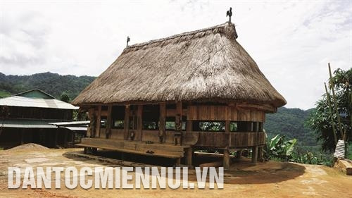 Nhà Gươl - nơi sinh hoạt cộng đồng của đồng bào Cơ-tu ở thôn Voòng. Ảnh: Nam Sương Cán bộ xã biên giới Tr'hy, huyện Tây Giang tuyên truyền đường lối của Đảng, chính sách pháp luật của Nhà nước tới đồng bào Cơ-tu ở thôn Voòng. Ảnh: Nam Sương