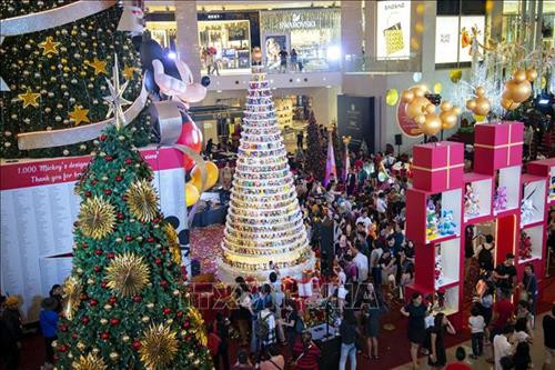 Cây thông Noel được trang trí lộng lẫy tại triển lãm "Giáng sinh trong mơ" ở Kuala Lumpur, Malaysia . Ảnh: THX/ TTXVN Cây thông Noel được trang trí lộng lẫy tại triển lãm "Giáng sinh trong mơ" ở Kuala Lumpur, Malaysia . Ảnh: THX/ TTXVN