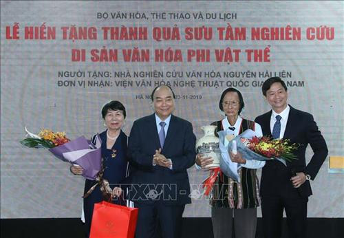 Thủ tướng Nguyễn Xuân Phúc tặng hoa Nhà nghiên cứu văn hoá Nguyễn Hải Liên. Ảnh: Thống Nhất – TTXVN Thủ tướng Nguyễn Xuân Phúc tặng hoa Nhà nghiên cứu văn hoá Nguyễn Hải Liên. Ảnh: Thống Nhất – TTXVN