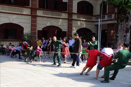 Các học sinh hào hứng, sôi nổi tham gia các trò chơi dân gian. Ảnh: Diệp Anh - TTXVN