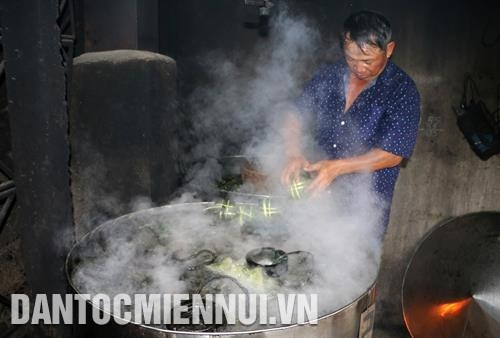 Thời gian đun bánh từ 10 - 12 tiếng để bánh chưng Nhật Lệ chín đều. Ảnh: Hồ Cầu Thời gian đun bánh từ 10 - 12 tiếng để bánh chưng Nhật Lệ chín đều. Ảnh: Hồ Cầu
