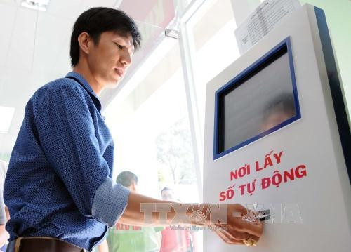 Người dân lấy phiếu tự động tại bộ phận tiếp nhận và trả kết quả giải quyết thủ tục hành chính về PCCC. Ảnh: An Hiếu - TTXVN Người dân lấy phiếu tự động tại bộ phận tiếp nhận và trả kết quả giải quyết thủ tục hành chính về PCCC. Ảnh: An Hiếu - TTXVN