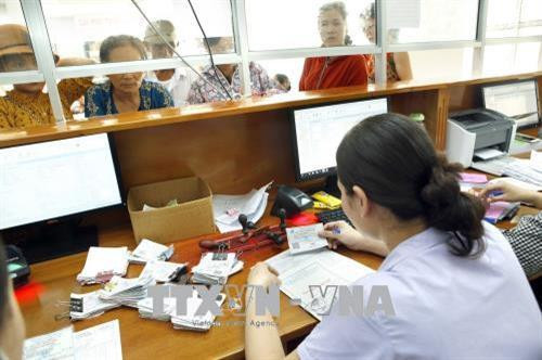 Nhân viên y tế hướng dân người bệnh làm thủ tục khám chữa bệnh. Ảnh: Dương Ngọc – TTXVN Nhân viên y tế hướng dân người bệnh làm thủ tục khám chữa bệnh. Ảnh: Dương Ngọc – TTXVN