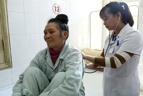 Bệnh viện đa khoa tỉnh Điện Biên tiếp nhận và làm chủ nhiều kỹ thuật cao như: phẫu thuật nội soi tán sỏi tiết niệu ngược dòng bằng laser; kỹ thuật chụp, phân tích kết quả cắt lớp vi tính trong cấp cứu ngoại khoa; điều trị bảo tồn chấn thương tạng đặc; phẫu thuật chấn thương - vết thương mạch máu ngoại vi và điều trị ung thư. Ảnh: Dương Ngọc - TTXVN Bệnh viện đa khoa tỉnh Điện Biên tiếp nhận và làm chủ nhiều kỹ thuật cao như: phẫu thuật nội soi tán sỏi tiết niệu ngược dòng bằng laser; kỹ thuật chụp, phân tích kết quả cắt lớp vi tính trong cấp cứu ngoại khoa; điều trị bảo tồn chấn thương tạng đặc; phẫu thuật chấn thương - vết thương mạch máu ngoại vi và điều trị ung thư. Ảnh: Dương Ngọc - TTXVN