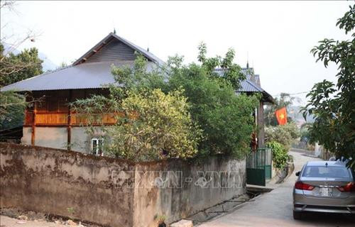 Đường thôn bản được xây dựng khang trang sạch sẽ tại bản Pá Kim, xã Trung Đồng huyện Tân Uyên. Nhờ công tác dân vận tốt nên người dân biết cách làm kinh tế, nhiều hộ đã thoát nghèo, những ngôi nhà khang trang của người dân mọc lên ngày một nhiều. Ảnh: Quý Trung – TTXVN Đường thôn bản được xây dựng khang trang sạch sẽ tại bản Pá Kim, xã Trung Đồng huyện Tân Uyên. Nhờ công tác dân vận tốt nên người dân biết cách làm kinh tế, nhiều hộ đã thoát nghèo, những ngôi nhà khang trang của người dân mọc lên ngày một nhiều. Ảnh: Quý Trung – TTXVN