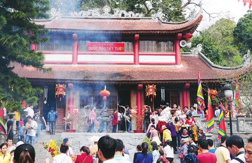 Khách thập phương tập trung hành lễ tại đền Thượng - nơi thờ Quốc Mẫu Tây Thiên. Ảnh: tien phong.vn Khách thập phương tập trung hành lễ tại đền Thượng - nơi thờ Quốc Mẫu Tây Thiên. Ảnh: tien phong.vn