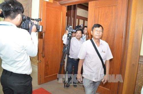 Các phóng viên được mời ra khỏi phòng họp sau phiên khai mạc. Ảnh: Phan Minh Hưng - P/v TTXVN tại Campuchia