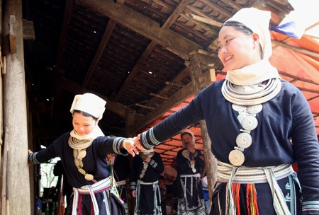 Trang phục của những cô gái Dao tiền.