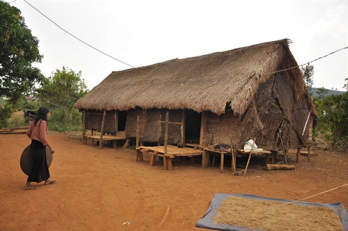 Một căn nhà dài tại huyện Bảo Lâm, có sàn bằng gỗ, vách nứa, mái lá mộc mạc nguyên sơ.