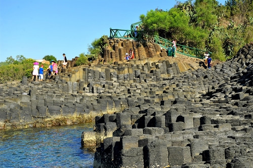 Di tích thắng cảnh Gành Đá Dĩa thu hút đông đảo khách tới thăm quan. Di tích thắng cảnh Gành Đá Dĩa thu hút đông đảo khách tới thăm quan.