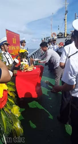 Xúc động lễ tưởng niệm các liệt sỹ trên biển ảnh 7