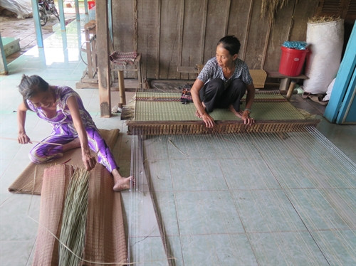 Sản phẩm chiếu dệt bằng thủ công vẫn được người tiêu dùng rất ưa chuộng