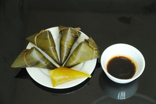 Hương vị ngọt mát, màu sắc vàng óng của bánh tro được nhiều người ưa thích.