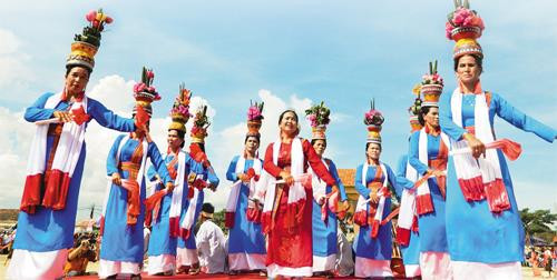 Múa Chăm luôn là điểm nhấn độc đáo trong các lễ hội. Múa Chăm luôn là điểm nhấn độc đáo trong các lễ hội.