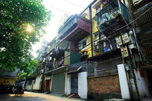 Một đơn nguyên trong khu tập thể Bộ Tư pháp phải di dời các hộ dân do xuống cấp nghiêm trọng.