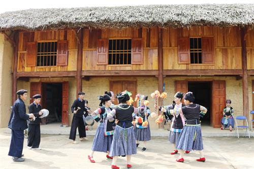 Người Bố Y, xã Quyết Tiến (Quản Bạ) múa mừng lúa mới. Ảnh: Lê Hải Người Bố Y, xã Quyết Tiến (Quản Bạ) múa mừng lúa mới. Ảnh: Lê Hải