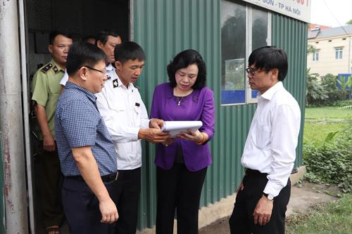 Phó Bí thư Thường trực Thành ủy Hà Nội Ngô Thị Thanh Hằng cùng các thành viên đoàn kiểm tra đã kiểm tra, thăm hỏi, động viên cán bộ làm nhiệm vụ tại chốt kiểm dịch động vật xã Trung Giã - chốt kiểm dịch động vật lưu thông giữa Hà Nội và các tỉnh: Thái Nguyên, Bắc Giang…