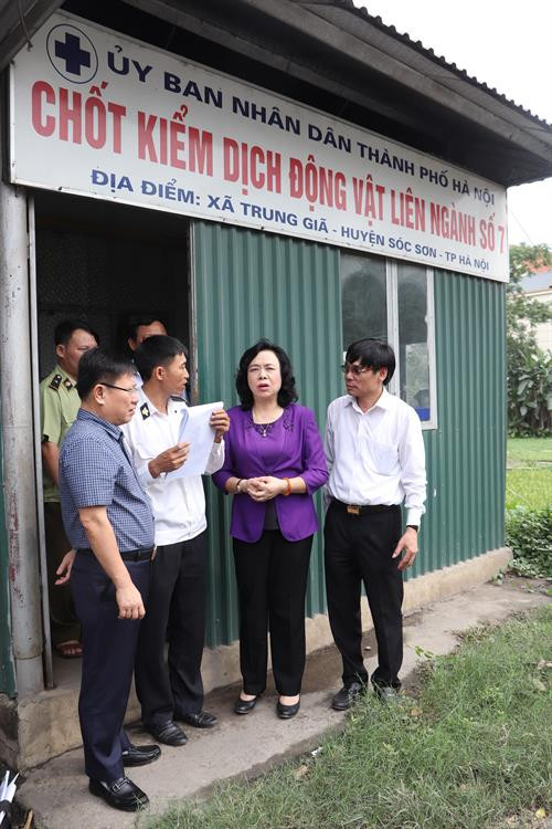 Phó Bí thư Thường trực Thành ủy Hà Nội Ngô Thị Thanh Hằng cùng các thành viên đoàn kiểm tra đã kiểm tra, thăm hỏi, động viên cán bộ làm nhiệm vụ tại chốt kiểm dịch động vật xã Trung Giã - chốt kiểm dịch động vật lưu thông giữa Hà Nội và các tỉnh: Thái Nguyên, Bắc Giang… Phó Bí thư Thường trực Thành ủy Hà Nội Ngô Thị Thanh Hằng cùng các thành viên đoàn kiểm tra đã kiểm tra, thăm hỏi, động viên cán bộ làm nhiệm vụ tại chốt kiểm dịch động vật xã Trung Giã - chốt kiểm dịch động vật lưu thông giữa Hà Nội và các tỉnh: Thái Nguyên, Bắc Giang…