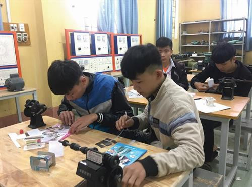 Học viên là người DTTS đang được đào tạo nghề tại Trường Cao đẳng Lào Cai. Ảnh: baodantoc.vn Học viên là người DTTS đang được đào tạo nghề tại Trường Cao đẳng Lào Cai. Ảnh: baodantoc.vn