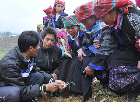 Những lớp học thực địa giúp người dân dễ hiểu, dễ áp dụng thực tế. Ảnh: baodansinh.vn Những lớp học thực địa giúp người dân dễ hiểu, dễ áp dụng thực tế. Ảnh: baodansinh.vn