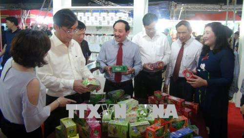 Lãnh đạo tỉnh Quảng Trị và Bộ Công thương tham quan các gian hàng tại hội chợ. Ảnh: Trịnh Bang Nhiệm - TTXVVN Lãnh đạo tỉnh Quảng Trị và Bộ Công thương tham quan các gian hàng tại hội chợ. Ảnh: Trịnh Bang Nhiệm - TTXVVN