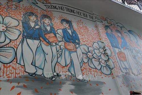 Bức họa nữ sinh Đà Lạt. Ảnh: Đặng Tuấn -TTXVN Bức họa nữ sinh Đà Lạt. Ảnh: Đặng Tuấn -TTXVN