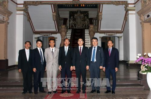 Ông Lê Thanh Liêm, Phó Chủ tịch Thường trực Ủy ban nhân dân Thành phố Hồ Chí Minh (thứ 4 từ trái sang) chụp ảnh lưu niệm cùng ông Kim Jang Joo, Phó Tỉnh trưởng tỉnh Gyeongsangbuk - do và các thành viên trong đoàn. Ảnh: Xuân Khu - TTXVN Ông Lê Thanh Liêm, Phó Chủ tịch Thường trực Ủy ban nhân dân Thành phố Hồ Chí Minh (thứ 4 từ trái sang) chụp ảnh lưu niệm cùng ông Kim Jang Joo, Phó Tỉnh trưởng tỉnh Gyeongsangbuk - do và các thành viên trong đoàn. Ảnh: Xuân Khu - TTXVN