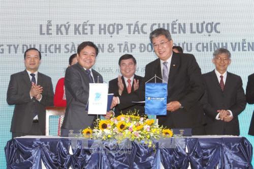 Nghi thức ký kết hợp tác chiến lược giữa Tập đoàn Bưu chính viễn thông Việt Nam và Tổng Công ty Du lịch Sài Gòn. Ảnh: Thanh Vũ - TTXVN Nghi thức ký kết hợp tác chiến lược giữa Tập đoàn Bưu chính viễn thông Việt Nam và Tổng Công ty Du lịch Sài Gòn. Ảnh: Thanh Vũ - TTXVN