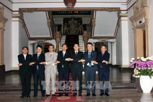 Ông Lê Thanh Liêm, Phó Chủ tịch Thường trực Ủy ban nhân dân Thành phố Hồ Chí Minh (thứ 4 từ trái sang) chụp ảnh lưu niệm cùng ông Kim Jang Joo, Phó Tỉnh trưởng tỉnh Gyeongsangbuk - do và các thành viên trong đoàn. Ảnh: Xuân Khu - TTXVN Ông Lê Thanh Liêm, Phó Chủ tịch Thường trực Ủy ban nhân dân Thành phố Hồ Chí Minh (thứ 4 từ trái sang) chụp ảnh lưu niệm cùng ông Kim Jang Joo, Phó Tỉnh trưởng tỉnh Gyeongsangbuk - do và các thành viên trong đoàn. Ảnh: Xuân Khu - TTXVN