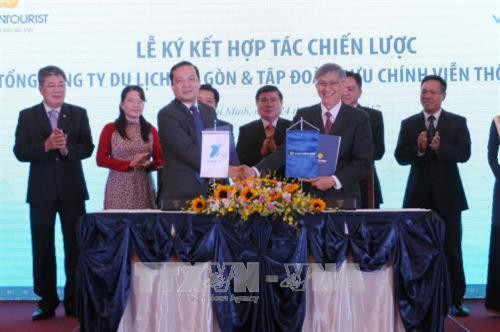 Nghi thức ký kết hợp tác chiến lược giữa Tập đoàn Bưu chính viễn thông Việt Nam và Tổng Công ty Du lịch Sài Gòn. Ảnh: Thanh Vũ - TTXVN Nghi thức ký kết hợp tác chiến lược giữa Tập đoàn Bưu chính viễn thông Việt Nam và Tổng Công ty Du lịch Sài Gòn. Ảnh: Thanh Vũ - TTXVN