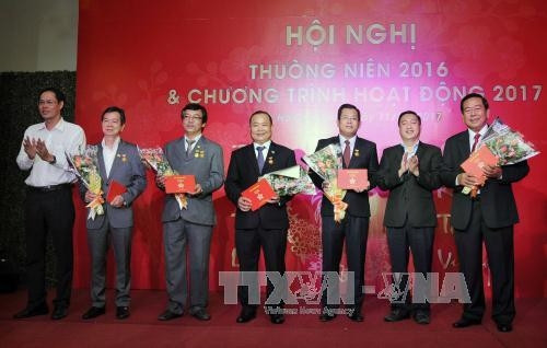 Trao tặng huy hiệu của Thành phố Hồ Chí Minh cho các cá nhân tiêu biểu tại Hội nghị. Ảnh: An Hiếu - TTXVN
