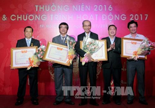 Trao tặng danh hiệu “Nghệ nhân ưu tú” của Chủ tịch nước cho các cá nhân đã có nhiều cống hiến trong việc gìn giữ và phát triển nghành nghề thủ công truyền thống tại Hội nghị. Ảnh: An Hiếu - TTXVN