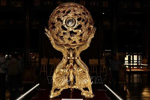 Quả cầu cửu long sơn thếp thời Nguyễn. Ảnh: Đỗ Trưởng - TTXVN