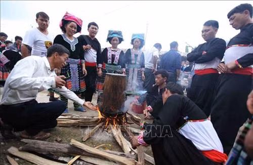 Cho nước vào chảo để nấu sao cho khi gạo chín mà không bị cạn và không quá nhiều để không mất nhiều thời gian đồ xôi. Ảnh: Quý Trung - TTXVN Lót chõ xôi sao cho không để gạo lọt xuống dưới và không để nước trào lên gạo để cho xôi khi chín mềm dèo để khi giã bánh giầy đạt chất lượng tốt nhất. Ảnh: Quý Trung - TTXVN Sau khi chõ xôi bốc hơi các thành viên khiêng cối ra chuẩn bị cho hội thi giã bánh giầy. Ảnh: Quý Trung – TTXVN Các thành viên của các đội tập trung cho lửa cháy đều để gạo chín nhanh có thể giã được bánh giầy nhanh nhất. Ảnh: Quý Trung – TTXVN Các thành viên của các đội tập trung cho lửa cháy đều để gạo chín nhanh có thể giã được bánh giầy nhanh nhất. Ảnh: Quý Trung – TTXVN Các thành viên của các đội tập trung che chắn cho lửa cháy đều để gạo chín đều và nhanh nhất có thể để giã được bánh giầy nhanh nhất. Ảnh: Quý Trung – TTXVN Đồ xôi chuẩn bị nguyên liệu để giã bánh giầy. Ảnh: Quý Trung - TTXVN Các chị em lấy lòng đỏ trứng gà xoa đều vào các vật dụng để khi giã bánh giầy không bị dính và nhanh nhất lại đẹp. Ảnh: Quý Trung – TTXVN Các chị em lấy lòng đỏ trứng gà xoa đều vào các vật dụng để khi giã bánh giầy không bị dính và nhanh nhất lại đẹp. Ảnh: Quý Trung – TTXVN Các chị em chuẩn bị các vật dụng để giã bánh giầy. Ảnh: Quý Trung – TTXVN Đồ xôi chuẩn bị nguyên liệu giã bánh giầy. Ảnh: Quý Trung - TTXVN Các đội đồ xôi chuẩn bị nguyên liệu giã bánh giầy. Ảnh: Quý Trung - TTXVN Các thành viên của các đội tập trung giã bánh giầy thật nhanh cho bánh có độ kết dính dẻo. Ảnh: Quý Trung – TTXVN Niềm vui của các thành viên sau khi đội đã giã xong cho ra sản phẩm là những chiếc bánh thơm ngon nhất. Ảnh: Quý Trung - TTXVN Các thành viên của các đội tập trung giã bánh giầy thật nhanh cho bánh có độ kết dính dẻo. Ảnh: Quý Trung – TTXVN Các đội tập trung nặn những chiếc bánh giầy vừa tròn vừa đẹp. Ảnh: Quý Trung - TTXVN Ban giám khảo chấm điểm bánh giầy của các đội tại hội thi. Ảnh: Quý Trung – TTXVN