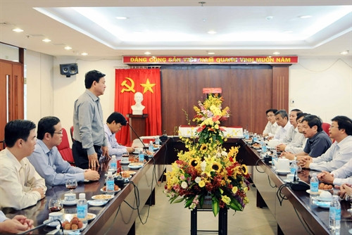 Bí thư Thành ủy TP. Hồ Chí Minh Đinh La Thăng phát biểu chúc mừng cán bộ, phóng viên cơ quan TTXVN khu vực phía Nam. Ảnh: An Hiếu-TTXVN