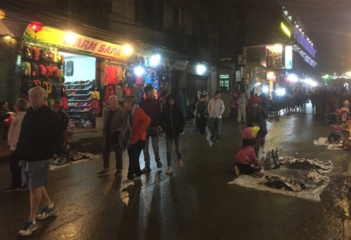 ... du khách đến tham quan, mua sắm