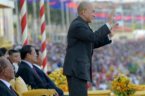 Quốc vương Norodom Sihamoni (giữa) Chủ tịch Quốc hội Samdech Heng Samrin (trái) và Thủ tướng Chính phủ Hoàng gia Samdech Hun Sen (thứ 2 trái) tại lễ hội đua thuyền truyền thống trên sông Tonle Sap ngày 2/11. AFP/TTXVN Quốc vương Norodom Sihamoni (giữa) Chủ tịch Quốc hội Samdech Heng Samrin (trái) và Thủ tướng Chính phủ Hoàng gia Samdech Hun Sen (thứ 2 trái) tại lễ hội đua thuyền truyền thống trên sông Tonle Sap ngày 2/11. AFP/TTXVN