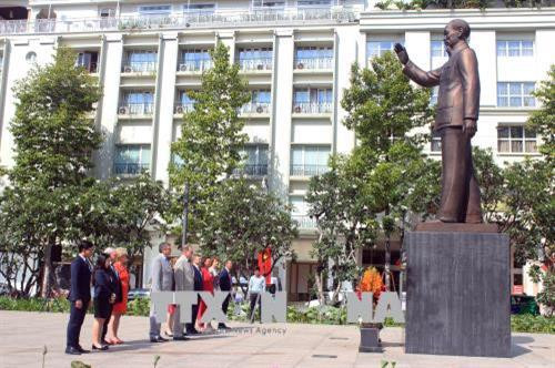 Đoàn đại biểu thành phố Saint Petersburg dâng hoa trước tượng đài Hồ Chí Minh. Ảnh: Xuân Khu-TTXVN